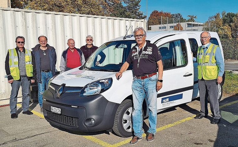 Machen sich für den Rundkurs im neuen Elektrofahrzeug bereit: Bert Brantschen, Stefan Riess, Marcel Renold, Assistent Fahrtechnik Richard Oberle, Ausbildungsleiter Peter Koch und Roman Müller. Foto: Carolin Frei