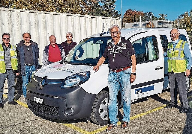 Machen sich für den Rundkurs im neuen Elektrofahrzeug bereit: Bert Brantschen, Stefan Riess, Marcel Renold, Assistent Fahrtechnik Richard Oberle, Ausbildungsleiter Peter Koch und Roman Müller. Foto: Carolin Frei