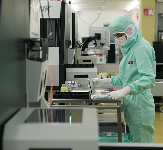 Nicht nur Lebens-, sondern auch Wirtschaftsraum: Hallwilersee und Hightech-Produktion. Fotos: Michel Jaussi/Chris Iseli