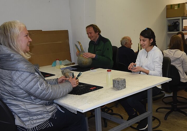 <em>Beim Filzen:</em> Schülerinnen stellen zusammen mit Klienten sogenannte Filzmonster her. Foto: Andreas Walker