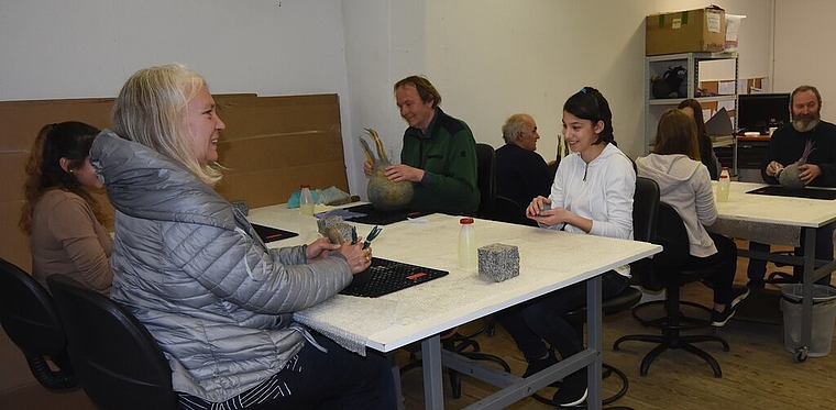 <em>Beim Filzen:</em> Schülerinnen stellen zusammen mit Klienten sogenannte Filzmonster her. Foto: Andreas Walker