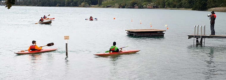 <em>Mit diversen Booten auf dem See:</em> Wassersport-Projektwoche der Kreisschule Homberg im Arbeiterstrandbad Tennwil.Foto: Fritz Thut