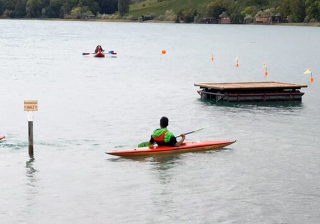 <em>Mit diversen Booten auf dem See:</em> Wassersport-Projektwoche der Kreisschule Homberg im Arbeiterstrandbad Tennwil.Foto: Fritz Thut