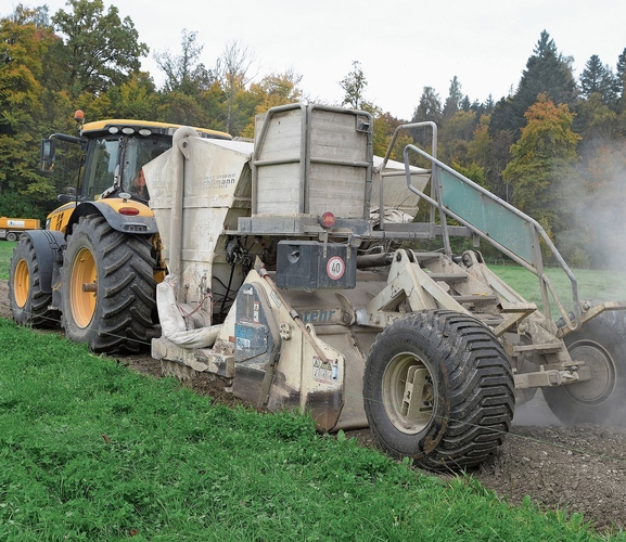 Grosse Maschinen bei den Bauarbeiten am Bergfeldweg.Foto: Andreas Walker