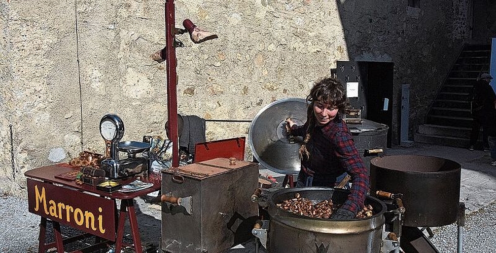 Dürfen im Herbst nicht fehlen: Heisse Marroni mit Verkäuferin Hannah Pfister. Foto: Andreas Walker