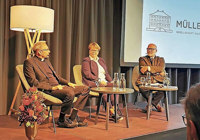 Interessante Runde am 20. «Lenzburg persönlich» im Stapferhaus: Der katholische Pfarrer Roland Häfliger, Hypothekarbank-Chefin Marianne Wildi und Moderator Alexander Krebs. Foto: Fritz Thut