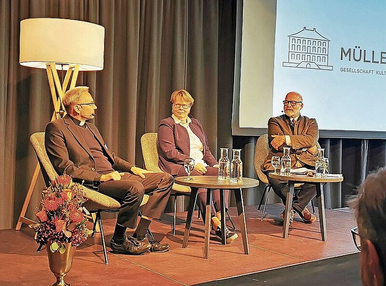 Interessante Runde am 20. «Lenzburg persönlich» im Stapferhaus: Der katholische Pfarrer Roland Häfliger, Hypothekarbank-Chefin Marianne Wildi und Moderator Alexander Krebs. Foto: Fritz Thut