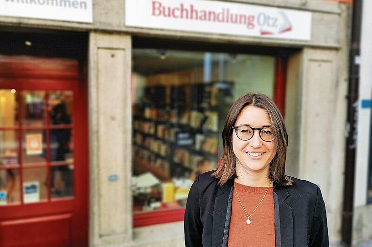 Die neue «Salzkorn»-Kolumnistin: Kathrin Steinmann vor ihrer Buchhandlung Otz in der Lenzburger Kirchgasse. Foto: Fritz Thut