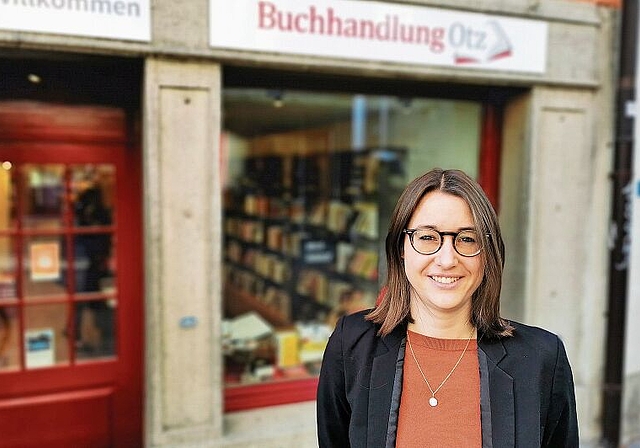 Die neue «Salzkorn»-Kolumnistin: Kathrin Steinmann vor ihrer Buchhandlung Otz in der Lenzburger Kirchgasse. Foto: Fritz Thut