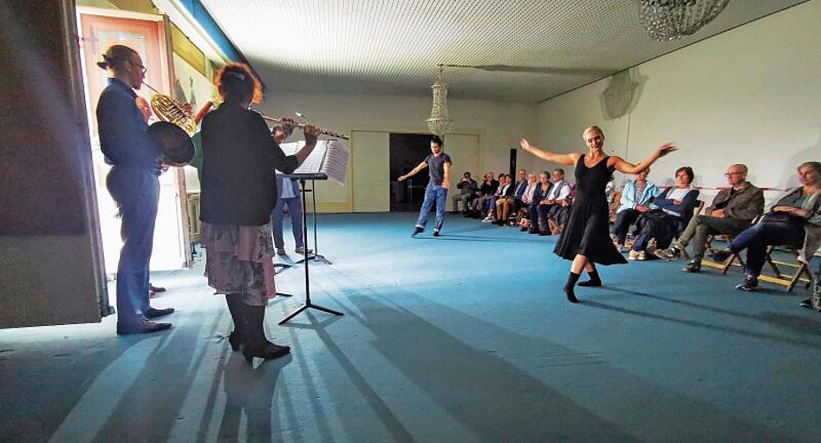 Ein letzter Tanz: Sina Friedli und Steven Forster im Ballsaal bei der «Wilhelmina»-Produktion «Besuch im Brestenberg». Foto: Fritz Thut