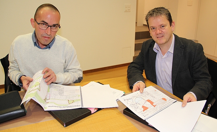 Pläne lagen öffentlich auf: v.l. Reto Krättli, Gemeindeammann Auenstein, und Ulrich Salm, Gemeindeammann Veltheim, mit den Unterlagen zur Erweiterung des bestehenden Steinbruchs in Auenstein/Veltheim. (cfr)