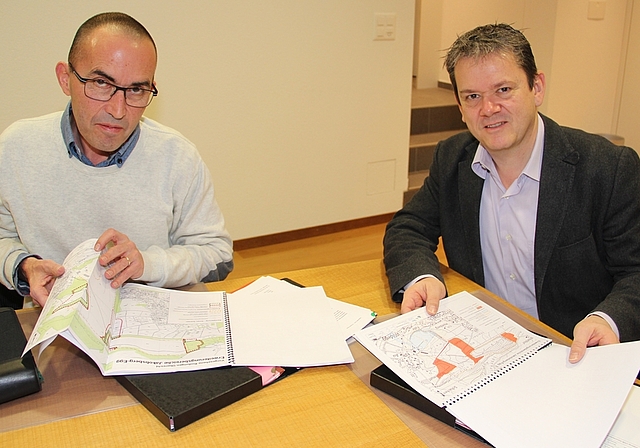 Pläne lagen öffentlich auf: v.l. Reto Krättli, Gemeindeammann Auenstein, und Ulrich Salm, Gemeindeammann Veltheim, mit den Unterlagen zur Erweiterung des bestehenden Steinbruchs in Auenstein/Veltheim. (cfr)