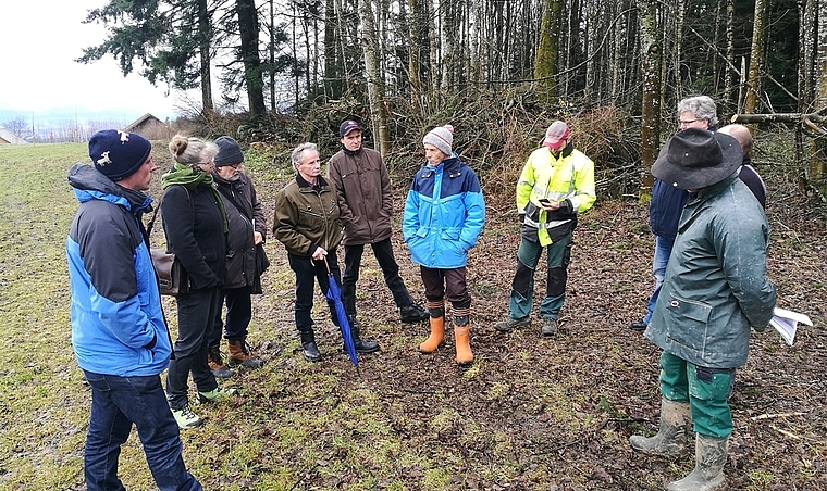 Interessanter Übergang zwischen Wald und Kulturland: Infoanlass über «Galerie-Waldränder» im Rahmen des Landschaftsqualitätsprojekts beim Restaurant Guggibad in Bettwil. Foto: Fritz Thut