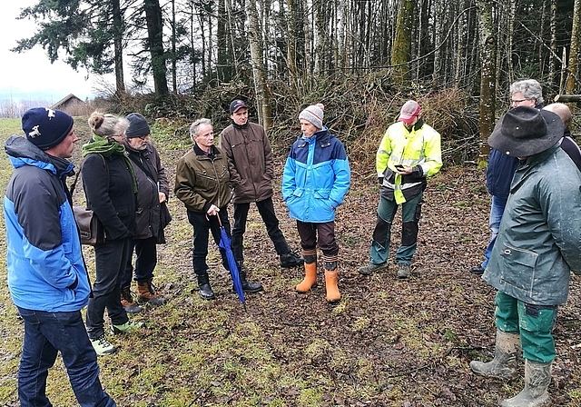 Interessanter Übergang zwischen Wald und Kulturland: Infoanlass über «Galerie-Waldränder» im Rahmen des Landschaftsqualitätsprojekts beim Restaurant Guggibad in Bettwil. Foto: Fritz Thut