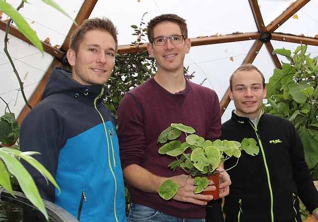 Das ganze Jahr über frischen Fisch, Obst und Gemüse aus dem eigenen Gewächshaus: Das ist jetzt auch für Laien ohne viel Aufwand möglich. Der Prototyp der Aquaponic-Anlage, die dies ermöglicht, steht in Niederlenz. Im Bild: Raphael Stocker, Raff