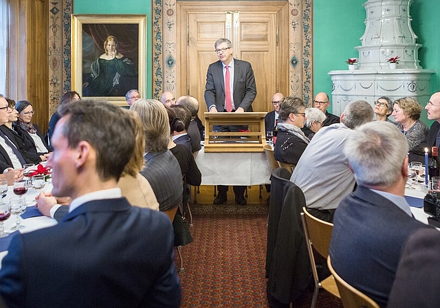 Sorgte mit «alternativen Fakten» für eine lockere Stimmung: Stadtammann Daniel Mosimann an der traditionellen Chlausmarktzusammenkunft der Gemeindeammänner und -schreiber des Bezirks Lenzburg im Burghaldenhaus. Fotos: Chris Iseli