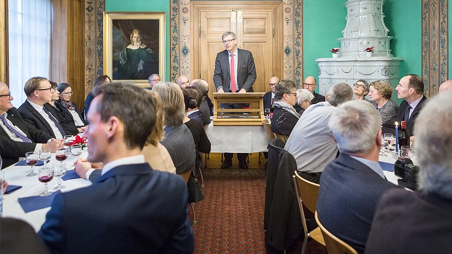 Sorgte mit «alternativen Fakten» für eine lockere Stimmung: Stadtammann Daniel Mosimann an der traditionellen Chlausmarktzusammenkunft der Gemeindeammänner und -schreiber des Bezirks Lenzburg im Burghaldenhaus. Fotos: Chris Iseli