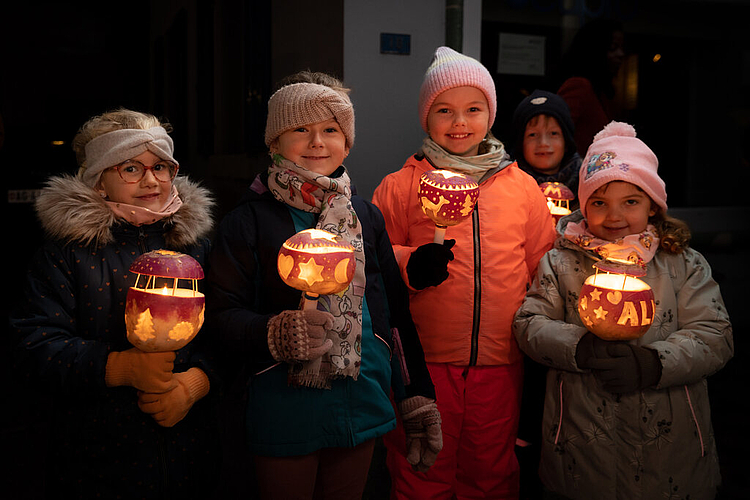 Strahlende Kinderaugen: Stolz präsentierten die Kinder ihre Räbeliechtli. Foto: Chris Iseli
