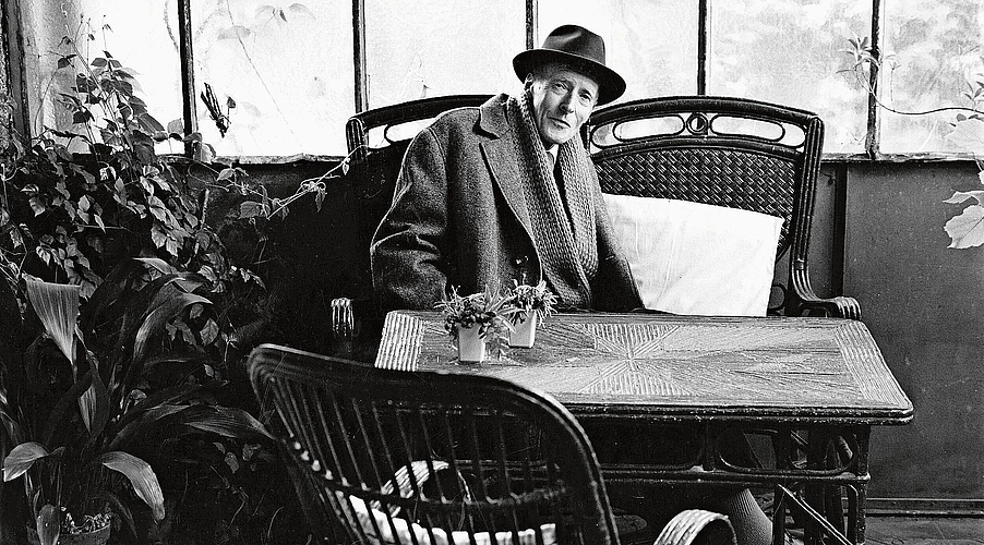 Peter Mieg mit Mantel, Schal und Hut: Dem Lenzburger wird in der Villa Sonnenberg ein Jubiläumsfest gewidmet.Foto: zvg Peter Mieg mit Mantel, Schal und Hut: Dem Lenzburger wird in der Villa Sonnenberg ein Jubiläumsfest gewidmet.Foto: zvg