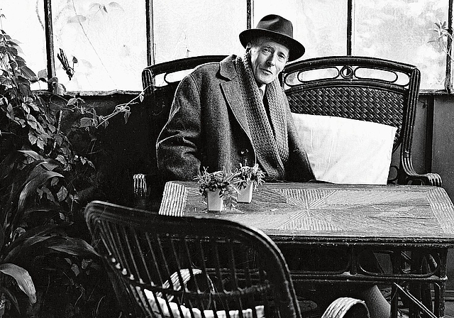 Peter Mieg mit Mantel, Schal und Hut: Dem Lenzburger wird in der Villa Sonnenberg ein Jubiläumsfest gewidmet.Foto: zvg