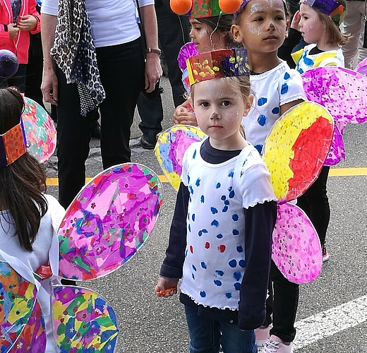 Bereit zum Davonfliegen: Schülerinnen als bunte Schmetterlinge.
