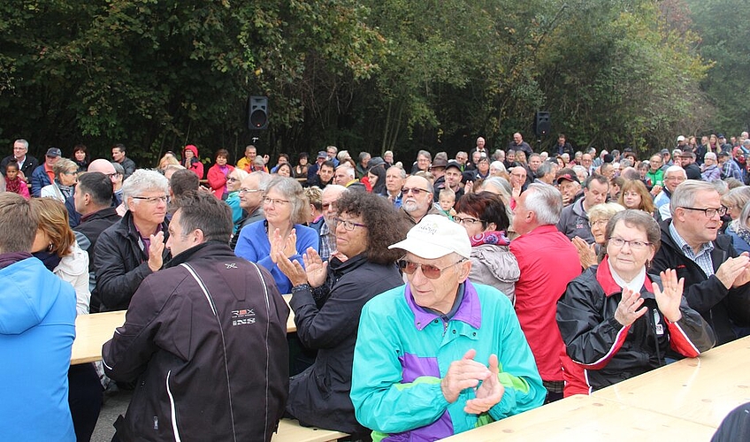 Einweihung Aaresteg Holderbank: Dieses Ereignis liessen sich gut 300 Besucher nicht entgehen. Fotos: Carolin Frei
