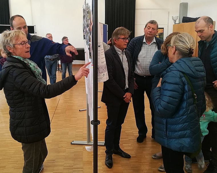 Wie ist das ganz genau? Seenger Bürger studieren Pläne zur Sanierung der Post- und Schulstrasse. Foto: Fritz Thut