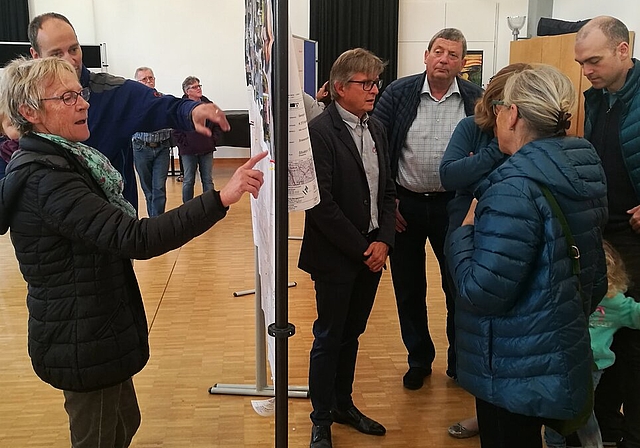 Wie ist das ganz genau? Seenger Bürger studieren Pläne zur Sanierung der Post- und Schulstrasse. Foto: Fritz Thut