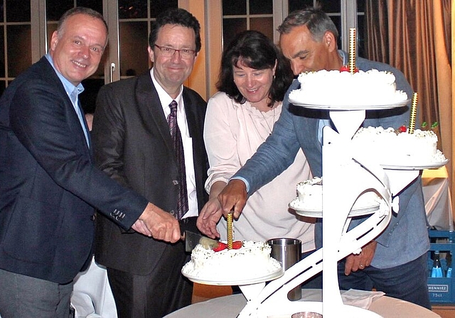 <em>Überraschung zum 90-Jahr-Jubiläum:</em> Verwaltungsräte schneiden die Torte an.