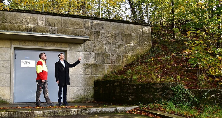 <em>Sehen Handlungsbedarf: </em>Marcel Zurbuchen, Leiter Produktion der Forstdienste Lenzia, und Patrick Steiger, Leiter Gas Wasser Fernwärme der SWL Energie AG, vor dem Wasserreservoir Goffersberg. Foto: zvg
