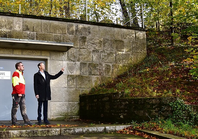 <em>Sehen Handlungsbedarf: </em>Marcel Zurbuchen, Leiter Produktion der Forstdienste Lenzia, und Patrick Steiger, Leiter Gas Wasser Fernwärme der SWL Energie AG, vor dem Wasserreservoir Goffersberg. Foto: zvg