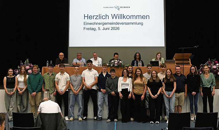 Die Gemeinde Seengen erteilte 19 anwesenden Jungbürgern neue Rechte und Pflichten.Foto: Andreas Walker