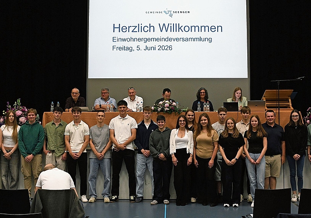 Die Gemeinde Seengen  erteilte 19 anwesenden Jungbürgern neue Rechte und Pflichten.Foto: Andreas Walker