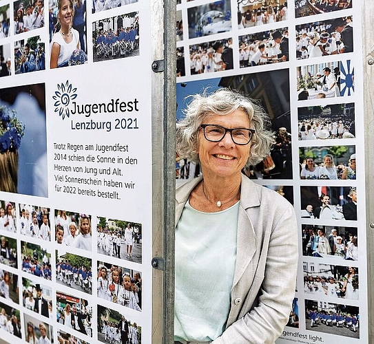 Jugendfest-Emotionen in die Stadt bringen: Jugendfestkommissionspräsidentin Franziska Möhl zwischen Plakaten mit Fotos von früheren Festen und Freischarenmanövern. Foto: Fritz Thut
