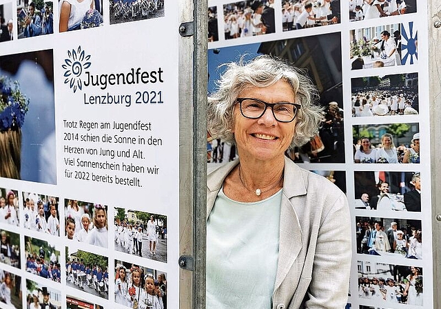 Jugendfest-Emotionen in die Stadt bringen: Jugendfestkommissionspräsidentin Franziska Möhl zwischen Plakaten mit Fotos von früheren Festen und Freischarenmanövern. Foto: Fritz Thut
