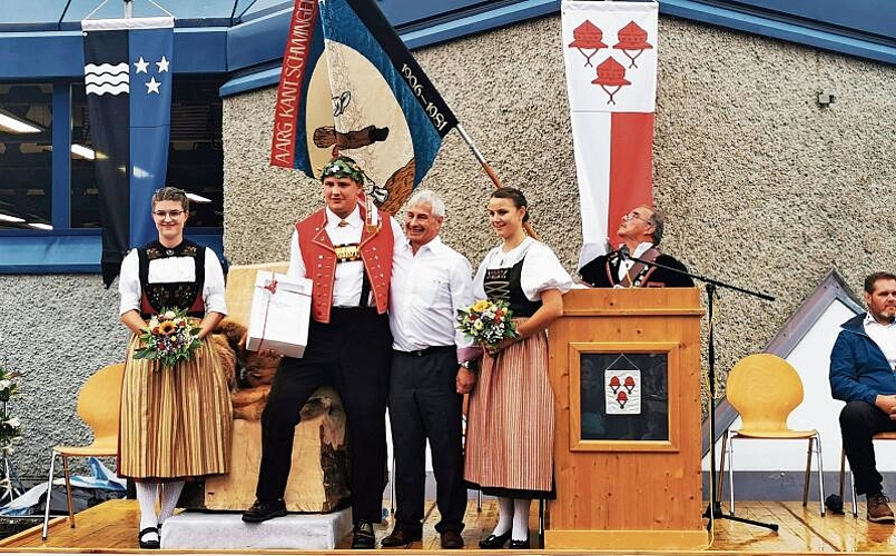 In Seon herzlich willkommen geheissen: Der eidgenössische Kranzschwinger Nick Alpiger mit Gemeindeammann Hans Peter Dössegger, flankiert von Ehrendamen. Foto: Fritz Thut
