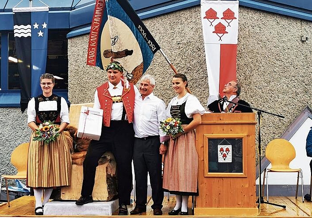 In Seon herzlich willkommen geheissen: Der eidgenössische Kranzschwinger Nick Alpiger mit Gemeindeammann Hans Peter Dössegger, flankiert von Ehrendamen. Foto: Fritz Thut
