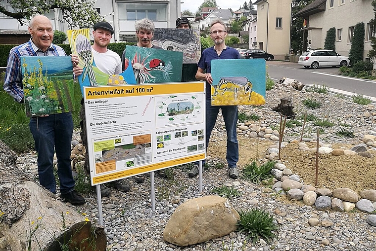 <em>Sie stehen hinter dem Projekt «Artenvielfalt auf 100 Quadratmetern»:</em> Initiant Theo Büchli und seine Mitstreiter Christian Siegrist, Martin Schmid, Alois Burch und David Hegnauer. Foto: Fritz Thut