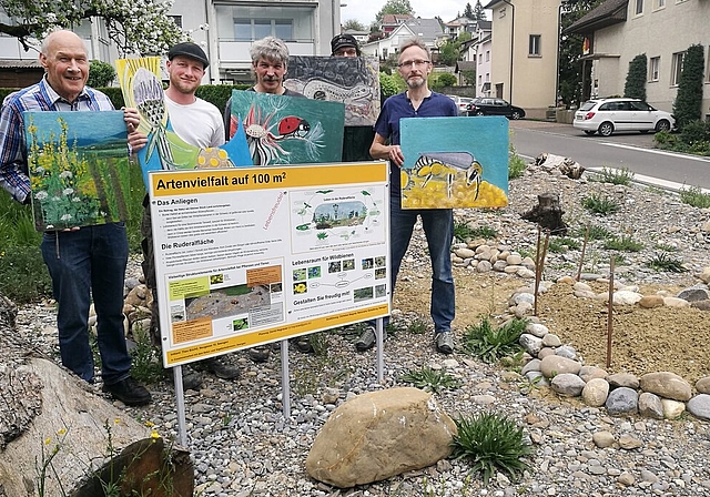 <em>Sie stehen hinter dem Projekt «Artenvielfalt auf 100 Quadratmetern»:</em> Initiant Theo Büchli und seine Mitstreiter Christian Siegrist, Martin Schmid, Alois Burch und David Hegnauer. Foto: Fritz Thut