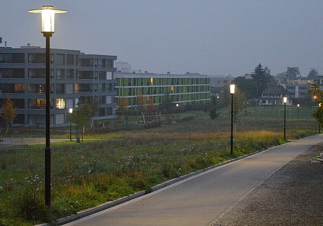 <em>Pilotversuch wird auf alle Quartierstrassen ausgedehnt:</em> Nächtens gedimmte Strassenlampen im Bereich Widmipark. Foto: zvg