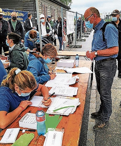 Geimpft oder getestet? Da mussten alle durch: Der Lenzburger Stadtrat Martin Stücheli bei der Eingangskontrolle. Foto: Fritz Thut