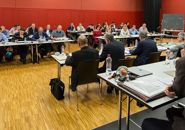 Machte für einmal ernst mit dem Sparen: Der Einwohnerrat von Lenzburg an der jüngsten Sitzung in der Schulanlage Lenzhard. Foto: Pascal Meier