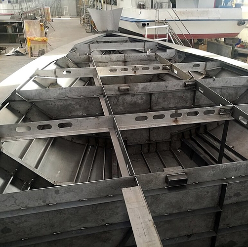 Vorerst noch viel geformtes und verschweisstes Metall: Der Unterbau des Bugs des neuen Hallwilerseeschiffs in der Werft.
