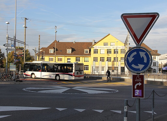 <em>Nur eine Bemalung:</em> Kreisel Bahnhofstrasse/Augustin-Keller-Strasse beim Bahnhofplatz.