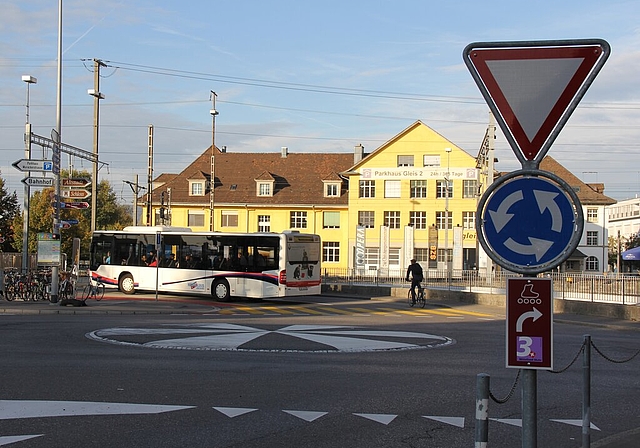 <em>Nur eine Bemalung:</em> Kreisel Bahnhofstrasse/Augustin-Keller-Strasse beim Bahnhofplatz.