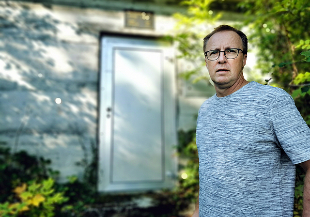 Muss Wasser von hier in den See? Der Boniswiler Gemeinderat Rainer Sommerhalder vor dem Reservoir Stupfenhölzli. Foto: Fritz Thut