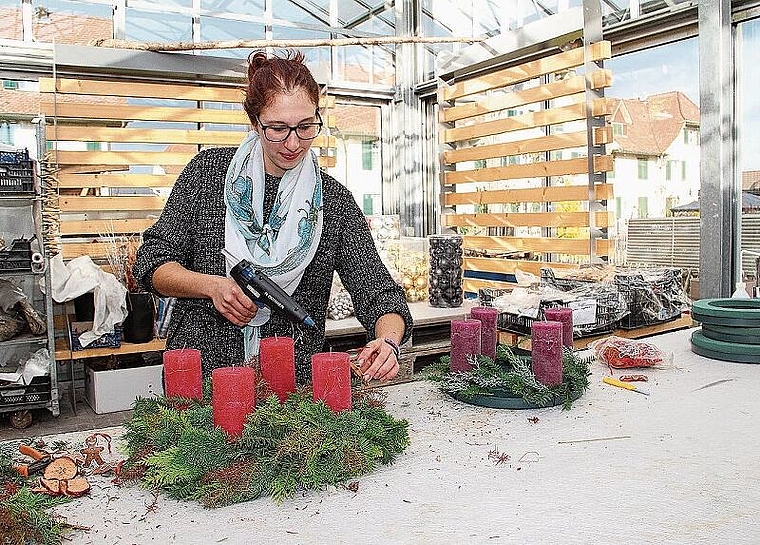 So wirds gemacht: Stefanie Steffen führt vor, wie ein Kranz dekoriert werden kann. Foto: Carolin Frei