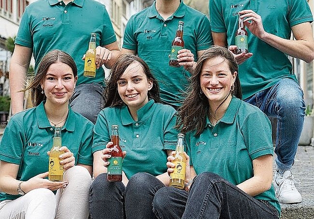 Die Gesichter hinter «mighTea»: Hinten Raffael Consoni, Nils Dörr und Lukas Hauri; vorne Anouk Bacchi, Jasmine Pauli und Eljane Wälli. Foto: Romi Schmid
