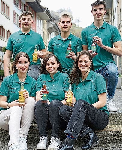 Die Gesichter hinter «mighTea»: Hinten Raffael Consoni, Nils Dörr und Lukas Hauri; vorne Anouk Bacchi, Jasmine Pauli und Eljane Wälli. Foto: Romi Schmid
