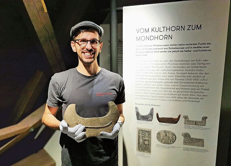 Gegenstände mit einer kultischen Bedeutung? Kurator Jonas Nyffeler mit einem «Mondhörner»-Ausstellungsobjekt. Foto: Fritz Thut